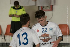 due giocatori di calcio a 5 durante una partita