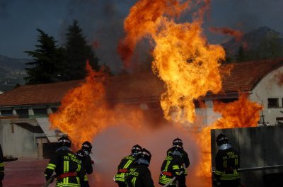 Vigili del fuoco domano un incendio